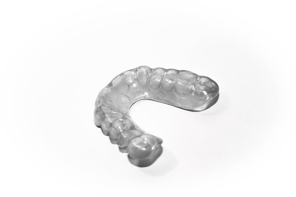 Das Bild zeigt eine transparente Zahnschiene für Bruxismus-Patienten.